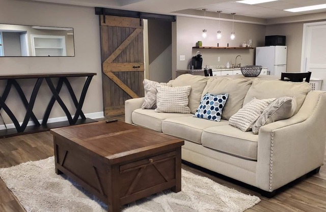 Cozy, Very Large Studio Hideaway in a Peaceful Neighborhood