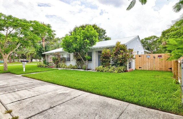 Cozy Villa #1, 3 minutes from Downtown & 10 minutes to the Beach