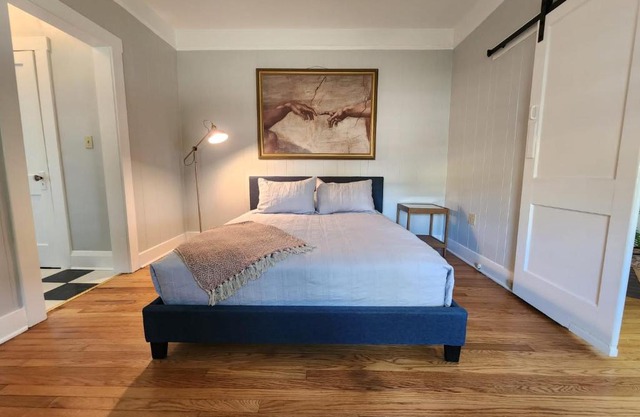 Cozy Vintage Bungalow @Mills50 District