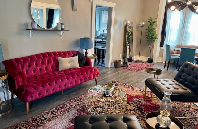 Cozy vintage getaway minutes from downtown!