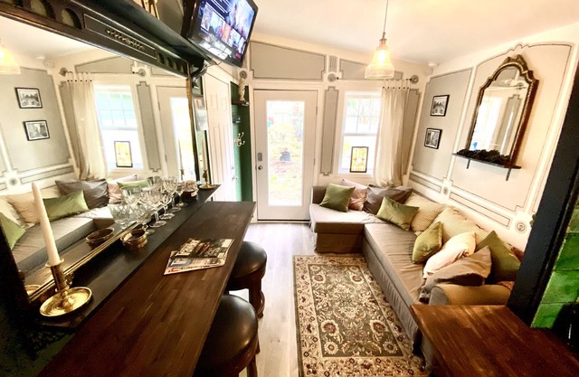 Cozy Vintage Pub Theme in a Semi-detached Apartment