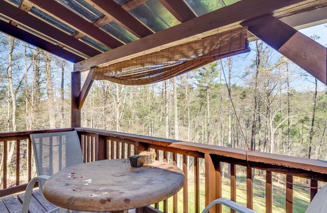 Cozy Weaverville Cabin - 18 Mi to Wolf Ridge!