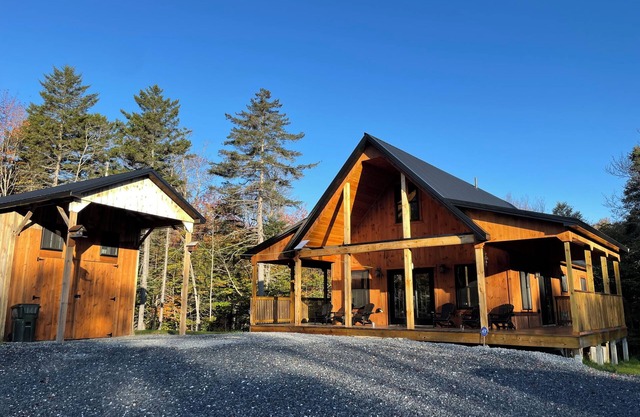 Cozy, welcoming, 3-bedroom cabin abutting the Green Mountain National Forest!