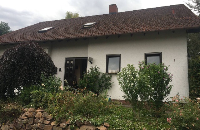 Cozy, well-equipped accommodation - centrally located to Frankfurt .