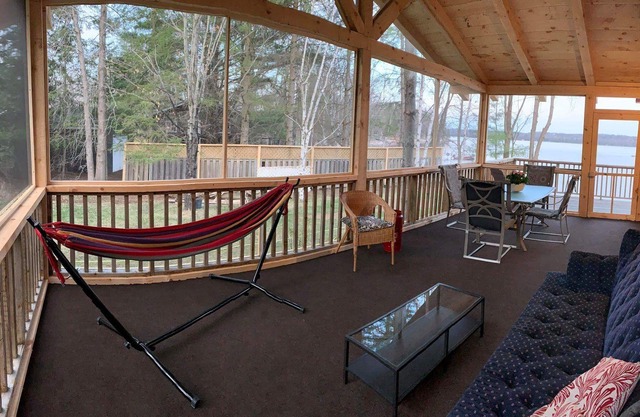 Cozy year round cottage on beautiful Dalhousie Lake!