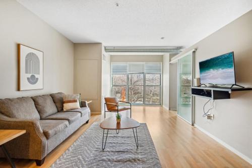 CozySuites Mill District with pool, gym #08