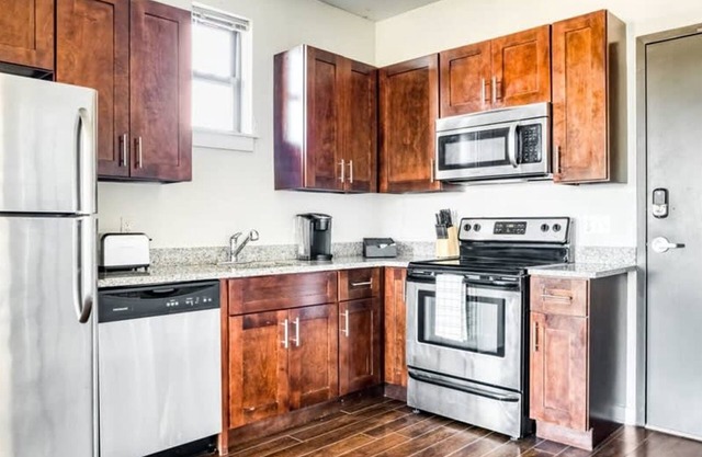 Cozysuites Music Row Spacious 2BR w Free Parking31