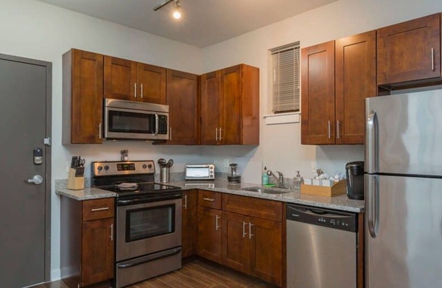 Cozysuites Music Row Stylish 2BR Free Parking 44