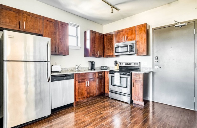 Cozysuites Music Row Spacious 2BR w Free Parking16