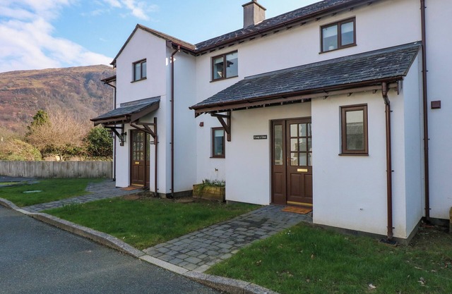 CRAIG Y LLAN, pet friendly, character holiday cottage in Beddgelert