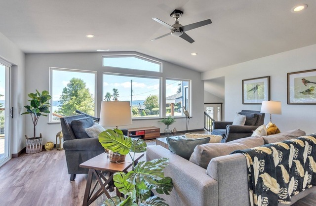 CRANES LANDING HIDDEN BEACH HOME - Whidbey Island 3BR w/Ocean Views by RedAwning