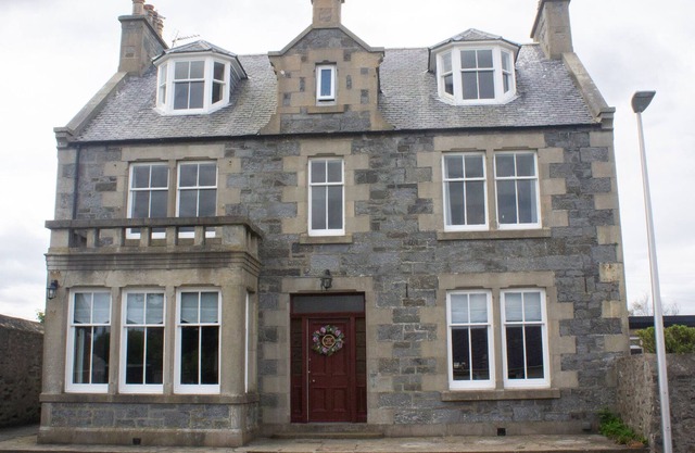 CRANNOCH SELF CATERING, pet friendly, with hot tub in Cullen