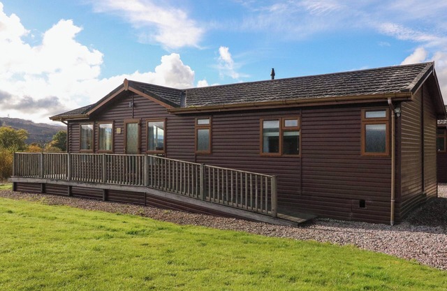 CRATHIE LODGE, country holiday cottage, with a garden in Caol