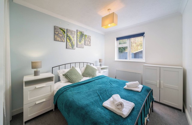 Crawley Stainer 1-Bedroom with Parking and Garden