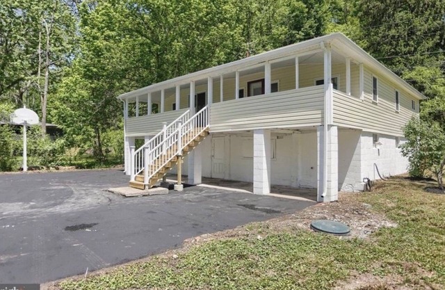 Creek side cottage with awesome porch and fire pit