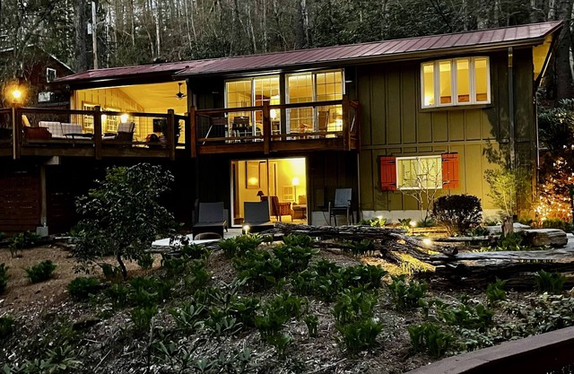 Creek side cottage with fire pit. Walk to Cashiers. Dog friendly.