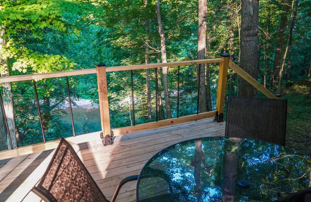 Creek View, Covered Decks & Private Hot Tub, Woods, Peaceful, Wildlife!