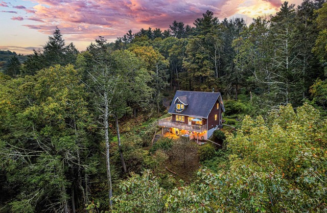 Creeks-4mins to Milford-Hot Tub-10 acres-Pinballs