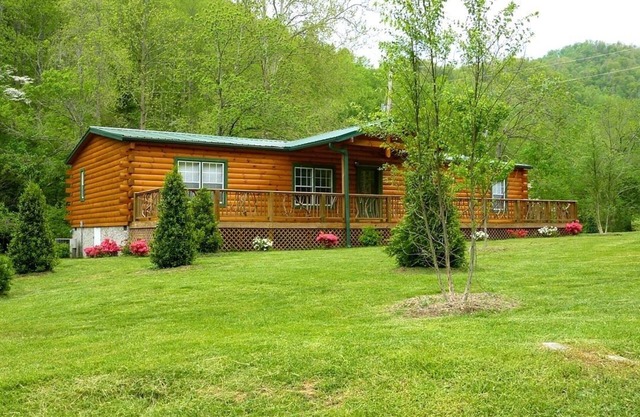 Creekside Cabin, comfortable cabin overlooking trout creek