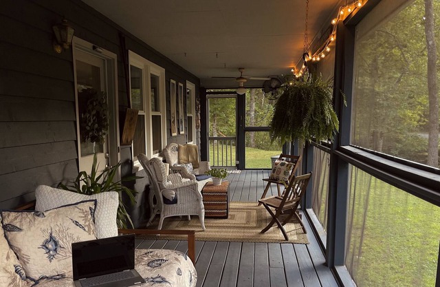 Creekside Cottage, private getaway, awesome screened porch, pets welcome!