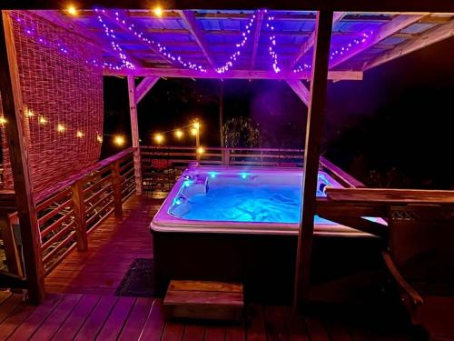 Creekside with views - jacuzzi firepit arcade