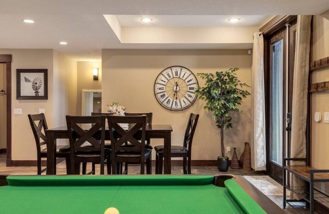 "Crestridge" 2bdrm lower suite w/pool table!