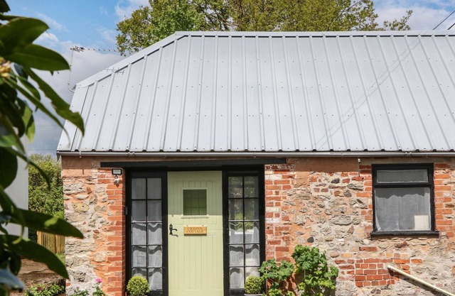 CRISPIN COTTAGE, pet friendly, country holiday cottage in Whimple