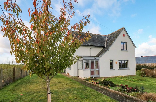CROCKERNHAYES, pet friendly, character holiday cottage in Whimple