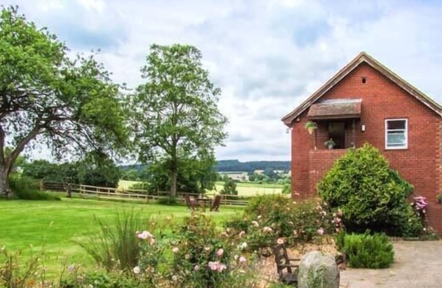 CROFT VIEW, pet friendly, country holiday cottage in Kingsland