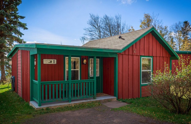 Croftville Road Cottages #1. On the Shore of Lake Superior. Cozy and Romantic.