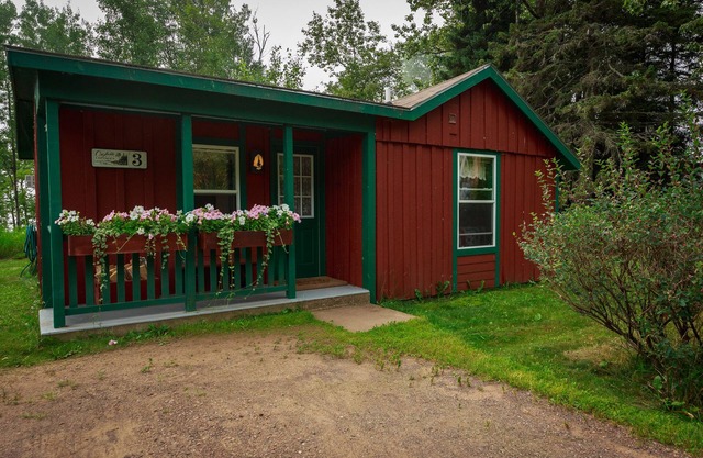 Croftville Road Cottages #3. On the Shore of Lake Superior. Cozy and Romantic.
