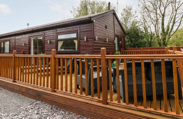 CROFTY RETREAT, family friendly, with hot tub in Kilgetty