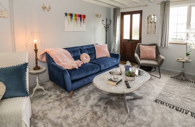 CROMPTON COTTAGE, romantic, with open fire in Bretforton