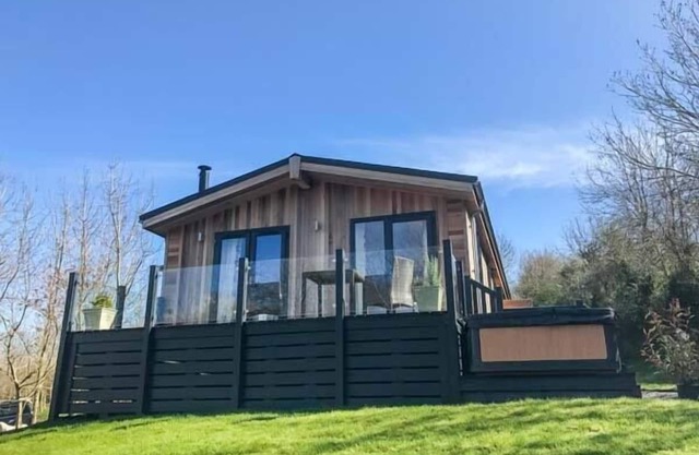CROOK LODGE, with hot tub in Allithwaite