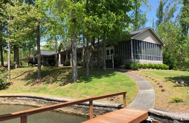 Crosswinds at Lake Guntersville (Lakefront w/dock)