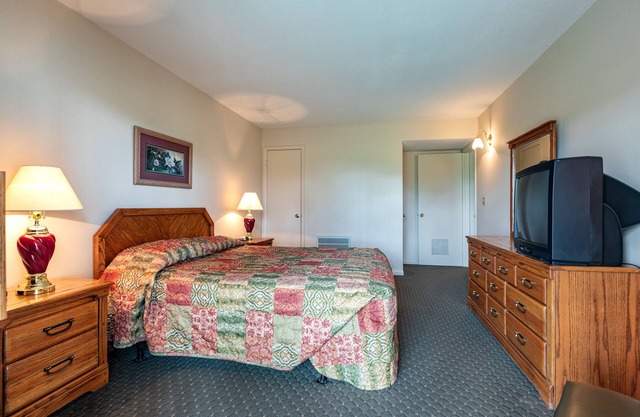 Crown Resorts Lake Tansi West 2 Bed, 2 Bath Condo w/1 Queen, 2 Full Beds
