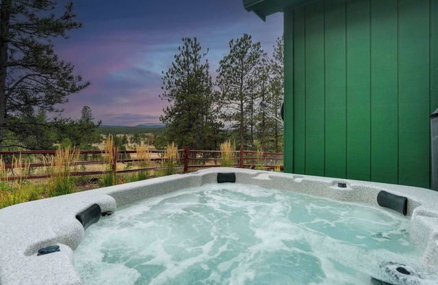 Crystal Retreat! BBQ, Trails & Private Hot Tub