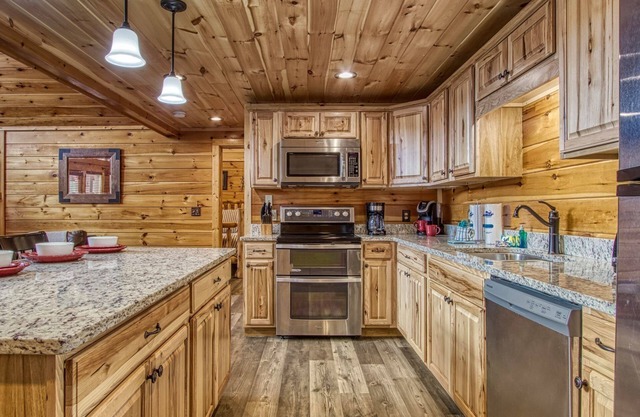 Cub Path Lodge - Luxurious 5/5 With Theatre Room And Mountain Views! 5 Bedroom Cabin by RedAwning