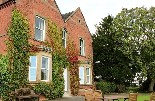 CULLAND MOUNT COTTAGE, family friendly, with open fire in Brailsford