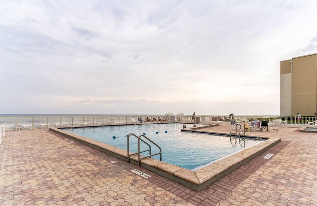 Cute 1br Directly On Beach 1 Bedroom Condo by RedAwning