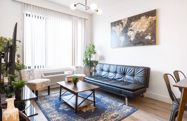 Cute 1BR Next to Airport 3722