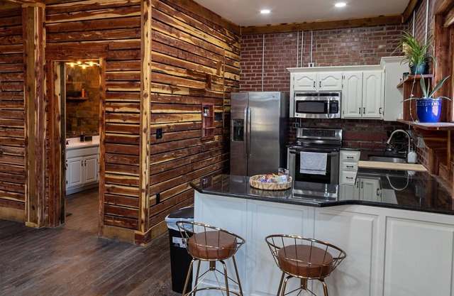 Cute 2 bdrm apartment above Coffee shop