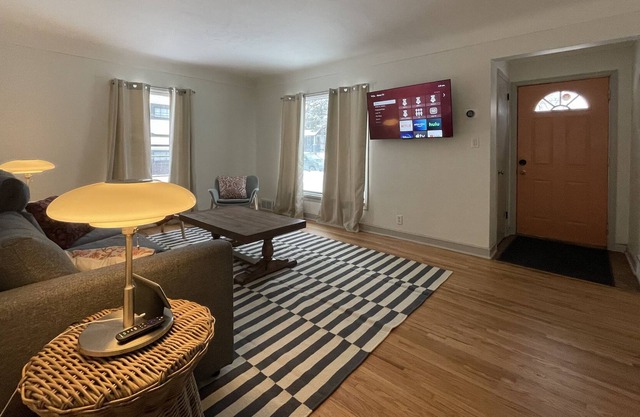 Cute 2 bedroom/1 bath vacation getaway w/laundry