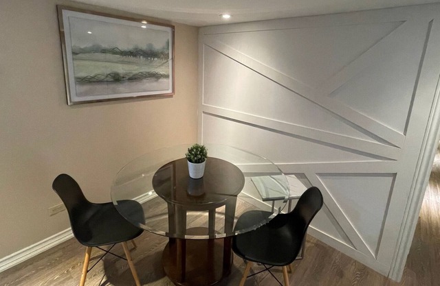 Cute 2 Bedroom Apartment with Kitchen and Living