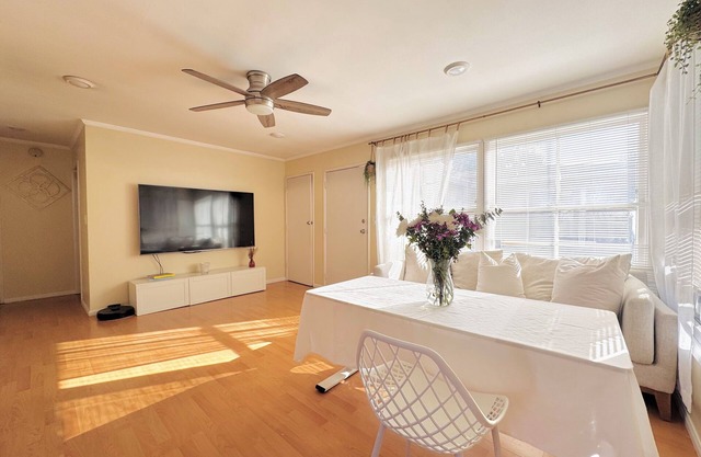 Cute 2-bedroom house just 1.5 mi from the Beach!