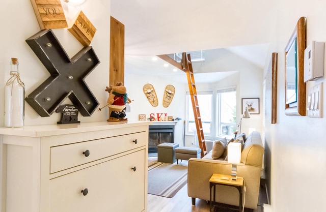 Cute and Cozy, Walk to Gondola Ski in Out