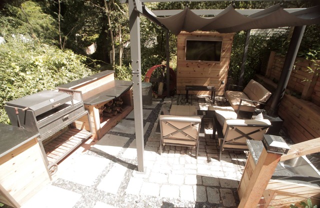 Cute bungalow and event space ~10 min. from downtown
