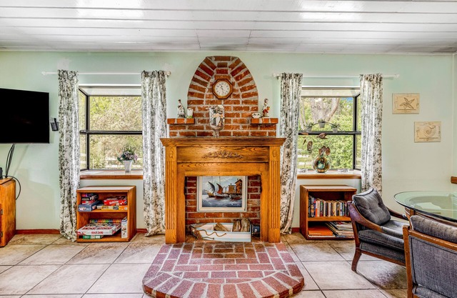 Cute cabin with sand dune access - dog-friendly