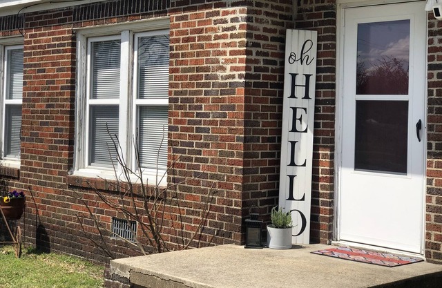 Cute Cottage by Janssen Park and Downtown Mena