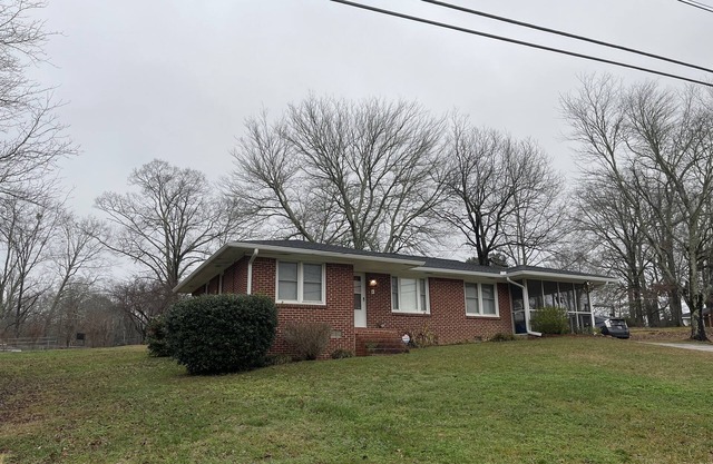 Cute & Cozy Brick Ranch, 3 bed, ATL<30m. Big 1.3 acre yard in Gwinnett, L-ville
